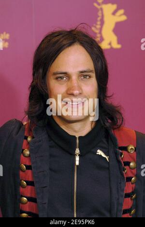 L'attore messicano Gael Garcia Bernal propone una fotocellula per promuovere il film 'la scienza del sonno' durante il 56° Berlinale, Festival Internazionale del Cinema di Berlino, Germania, il 11 febbraio 2006. Foto di Bruno Klein/ABACAPRESS.COM Foto Stock