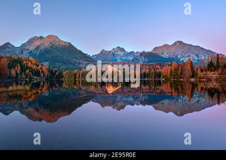 Vista mattutina sulle montagne di High Tatra - Parco Nazionale e. Strbske pleso (lago Strbske) montagne in Slovacchia Foto Stock