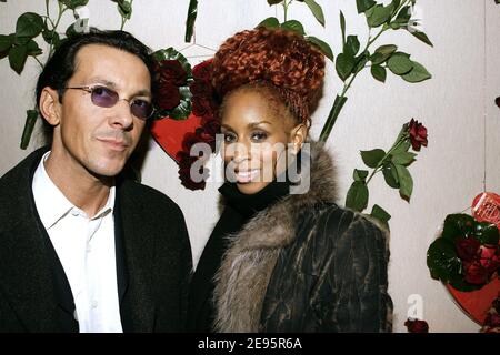 LA coreografa DEGLI STATI UNITI mia Frye e suo marito, la coreografa francese Michel Ressiga, si esibiscono in prima assoluta all'Holiday on Ice Show di le Zenith a Parigi, in Francia, il 14 febbraio 2006. Foto di Laurent Zabulon/ABACAPRESS.COM. Foto Stock