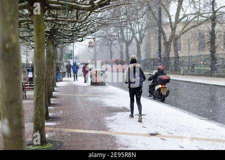 Pedoni su Effra Road durante la neve pesante, Brixton, Londra, 24 gennaio 2021 Foto Stock
