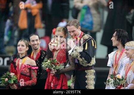 Le medaglie d'argento degli Stati Uniti Tanith Belbin e Benjamin Agosto, le medaglie d'oro russe Tatiana Navka e Roman Kostomargov e le medaglie di bronzo dell'Ucraina Elena Grushina e Russan Goncharov dopo il programma di danza originale in Figure Skating Ice Dancing ai Giochi Olimpici invernali di Torino 2006 a Palavela, Torino, 19 febbraio 2006. I XX Giochi Olimpici invernali si terranno dal 10 febbraio al 26 febbraio 2006. Foto di Gouhier-Nebinger-Orban/Cameleon/ABACAPRESS.COM Foto Stock