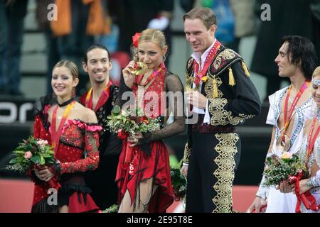 Le medaglie d'argento degli Stati Uniti Tanith Belbin e Benjamin Agosto, le medaglie d'oro russe Tatiana Navka e Roman Kostomargov e le medaglie di bronzo dell'Ucraina Elena Grushina e Russan Goncharov dopo il programma di danza originale in Figure Skating Ice Dancing ai Giochi Olimpici invernali di Torino 2006 a Palavela, Torino, 19 febbraio 2006. I XX Giochi Olimpici invernali si terranno dal 10 febbraio al 26 febbraio 2006. Foto di Gouhier-Nebinger-Orban/Cameleon/ABACAPRESS.COM. Foto Stock