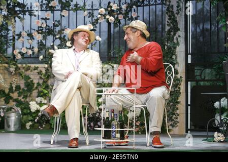 Attori francesi Gerard Touratier e Jean-Pierre Castaldi durante la fase di esecuzione di Clementine scritto da Jean Barbier al 'Theatre des Nouveautes', a Parigi, Francia, il 21 febbraio 2006. Foto di Mehdi Taamallah/ABACAPRESS.COM Foto Stock