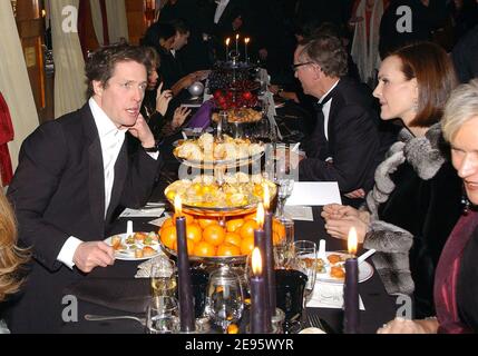 L'attore britannico Hugh Grant, che ha ottenuto un'onorificenza Cesar, parla con l'attrice francese Carole Bouquet durante la trentunesima cena di gala della cerimonia Cesar Awards tenutasi al Fouquet's di Parigi il 26 febbraio 2006. Foto di Klein-Orban/ABACAPRESS.COM Foto Stock