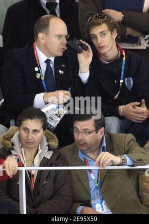 Il principe Alberto di Monaco e il nipote Pierre Casiraghi guardano al finale maschile di hockey su ghiaccio Svezia contro Finlandia tenutosi al Palasport Olympico, a Torino, Italia il 26 febbraio 2006. La Svezia ha vinto l'Oro, ha battuto la Finlandia (Argento) 3-2. Foto di Nicolas Gouhier/ABACAPRESS.COM Foto Stock