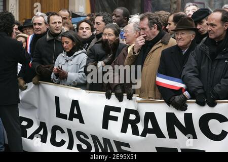 Molti leader politici e personalità, tra cui l'umorista Arthur, l'ex ministro Helth Simone Veil, capo dell'UDF Francois Bayrou (l-r) camminano in prima fila alla protesta antirazzista organizzata a Parigi il 26 febbraio 2006, in seguito all'assassinio di Ilan Halimi, un giovane ebreo rapito e torturato a morte la scorsa settimana. Foto di Laurent Zabulon/ABACAPRESS.COM Foto Stock