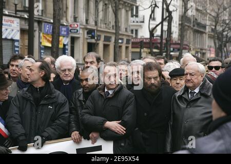 Molti leader politici e personalità, tra cui l'ex primo ministro Lionel Jospin, il sindaco di Parigi Bertrand Delanoe e il filosofo Marek Halter (l a r), camminano in prima fila nella protesta contro il razzismo organizzata a Parigi il 26 febbraio 2006, in seguito all'assassinio di Ilan Halimi, un giovane ebreo rapito e torturato a morte la scorsa settimana. Foto di Laurent Zabulon/ABACAPRESS.COM Foto Stock