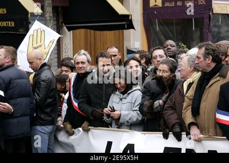 Molti leader politici e personalità, tra cui l'umorista Arthur, l'ex ministro Helth Simone Veil, capo dell'UDF Francois Bayrou (l-r) camminano in prima fila alla protesta antirazzista organizzata a Parigi il 26 febbraio 2006, in seguito all'assassinio di IIan Halimi, un giovane ebreo rapito e torturato a morte la scorsa settimana. Foto di Laurent Zabulon/ABACAPRESS.COM Foto Stock