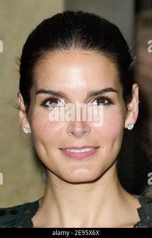 Angie Harmon partecipa all'ottavo gala annuale del Costume Designers Guild Award, tenutosi il 25 febbraio 2006 presso il Beverly Hilton Hotel di Beverly Hills, California, USA. Foto di Steve Levy/ABACAPRESS.COM Foto Stock