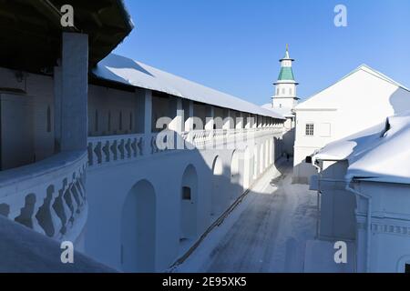 Nuovo monastero di Gerusalemme. Giorno di sole gelido nel mese di gennaio. Monastero ortodosso russo nella città di Istra vicino Mosca. Foto Stock