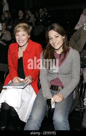 La presentatrice francese Estelle Martin e l'attrice Shirley Bousquet partecipano alla presentazione della collezione Ready-to-Wear di Jean-Louis Scherrer, autunno-inverno 2006-2007, tenuta a ''le Carrousel du Louvre'' a Parigi, Francia, il 1 marzo 2006. Foto di Orban-Taamallah-Zabulon/ABACAPRESS.COM' Foto Stock