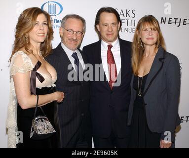 Kate Capshaw, Steven Spielberg, Rita Wilson e Tom Hanks partecipano all'indimenticabile serata di Saks Fifth Avenue in onore di Melissa Etheridge da parte del FEI's Women's Cancer Research Fund. Los Angeles, 1 marzo 2006. Foto di Lionel Hahn/ABACAPRESS.COM Foto Stock