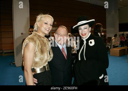 Ex Miss France Elodie Gossuin, presidente di Leonard Daniel Tribouillard e Madame Genevieve de Fontenay partecipano alla presentazione della collezione Leonard Autunno-Inverno 2006-2007 Ready-to-Wear a Parigi, Francia, il 1° marzo 2006. Foto di Orban-Taamallah-Zabulon/ABACAPRESS.COM Foto Stock