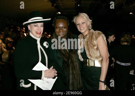 Ex Miss France Elodie Gossuin (r), presentatrice televisiva Magloire e Madame Genevieve de Fontenay, partecipano alla presentazione della collezione Leonard Autunno-Inverno 2006-2007 Ready-to-Wear a Parigi, Francia, il 1° marzo 2006. Foto di Orban-Taamallah-Zabulon/ABACAPRESS.COM Foto Stock