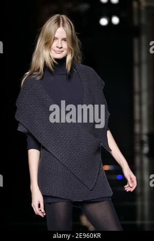 Il modello tedesco Julia Stegner presenta una creazione per la sfilata di moda Stella McCartney Autunno-Inverno 2006-2007 Ready-to-Wear, tenutasi al 'le Grand Hotel' di Parigi, Francia, il 2 marzo 2006. Foto di Java/ABACAPRESS.COM Foto Stock