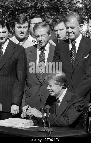 Il Presidente degli Stati Uniti Jimmy carter firma Food and Agriculture Act del 1977, Rose Garden, White House, Washington, D.C., USA, Marion S. Trikosko, 29 settembre 1977 Foto Stock