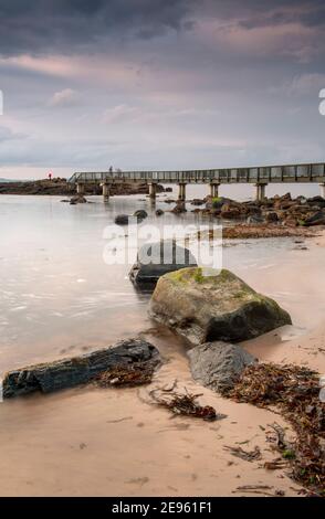 Spiaggia di padelle rocce vicino a Ballycastle, County Antrim, Irlanda del Nord Foto Stock