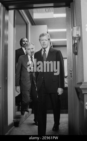 Il presidente degli Stati Uniti Jimmy carter cammina con i membri della Three Mile Island Commission, Washington D.C., USA, Marion S. Trikosko, 30 ottobre 1979 Foto Stock