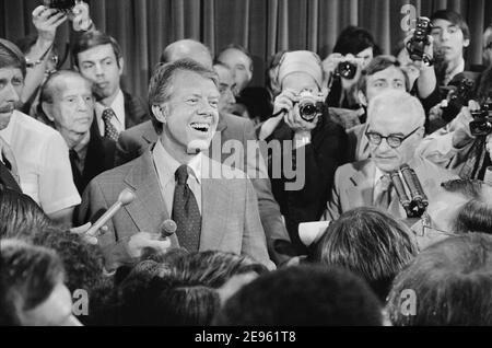 Il presidente degli Stati Uniti Jimmy carter alla conferenza stampa, circondato da giornalisti, Washington, D.C., USA, Thomas J. o'Halloran, 13 giugno 1977 Foto Stock