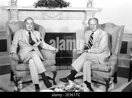 Moynihan e il Presidente degli Stati Uniti Gerald Ford, Ritratto seduto, Casa Bianca, Washington, D.C., USA, Marion S. Trikosko, 27 agosto 1975 Foto Stock