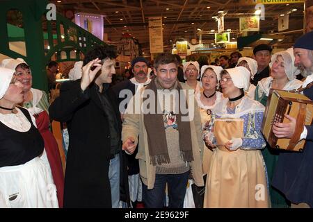 Esclusivo. Il presentatore francese Patrice Drevet (R) Michel la Rosa (L) alla Fiera Internazionale dell'Agricoltura di Parigi, Francia, il 3 marzo 2006. Foto di Benoit Pinguet/ABACAPRESS.COM. Foto Stock