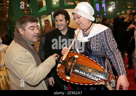 Esclusivo. Il presentatore francese Patrice Drevet (R) Michel la Rosa (L) alla Fiera Internazionale dell'Agricoltura di Parigi, Francia, il 3 marzo 2006. Foto di Benoit Pinguet/ABACAPRESS.COM. Foto Stock