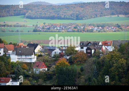 La pittoresca cittadina di Waldeck, in Germania, si trova in Assia. Vista da Schloss Waldeck. Foto Stock