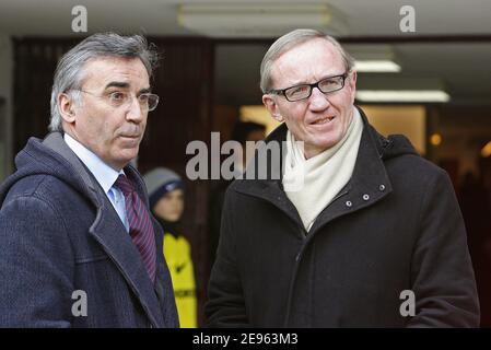 Presidente del gruppo televisivo francese Canal Plus Bertrand Meheut e Pierre Blayeau, presidente della squadra di calcio Paris-Saint-Germain durante la prima partita di calcio francese Paris Saint-Germain vs Olympique de Marseille al Parc des Princes di Parigi, Francia, il 5 marzo 2006. Il gioco si è concluso in un pareggio 0-0. Foto di Mehdi Taamallah/Cameleon/ABACAPRESS.COM Foto Stock