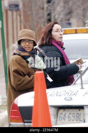 ESCLUSIVA - la madre di Zacarias Moussaoui Aicha El Wafi arriva al Tribunale Federale di Alessandria in Virginia per assistere all'apertura del processo di condanna del cospiratore terrorista Zacarias Moussaoui lunedì 6 marzo 2006. Foto di Olivier Douliery/ABACAPRESS.COM Foto Stock