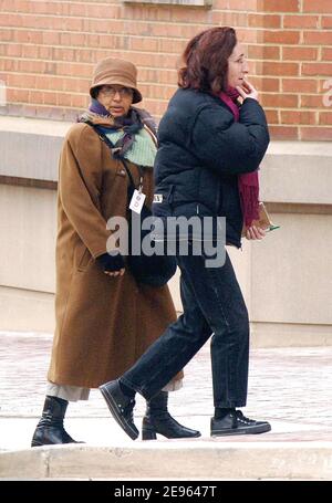 ESCLUSIVA - la madre di Zacarias Moussaoui Aicha El Wafi arriva al Tribunale Federale di Alessandria in Virginia per assistere all'apertura del processo di condanna del cospiratore terrorista Zacarias Moussaoui lunedì 6 marzo 2006. Foto di Olivier Douliery/ABACAPRESS.COM Foto Stock