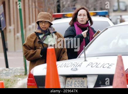 ESCLUSIVA - la madre di Zacarias Moussaoui Aicha El Wafi arriva al Tribunale Federale di Alessandria in Virginia per assistere all'apertura del processo di condanna del cospiratore terrorista Zacarias Moussaoui lunedì 6 marzo 2006. Foto di Olivier Douliery/ABACAPRESS.COM Foto Stock