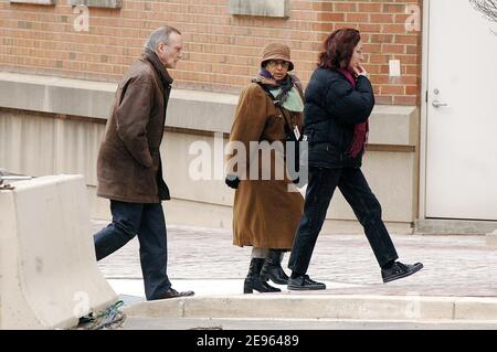 ESCLUSIVA - la madre di Zacarias Moussaoui Aicha El Wafi (seconda sinistra) e avvocato, Patrick Baudouin, arrivano al tribunale federale di Alessandria in Virginia per assistere all'apertura del processo di condanna del complotto terrorista Zacarias Moussaoui lunedì 6 marzo 2006. Foto di Olivier Douliery/ABACAPRESS.COM Foto Stock