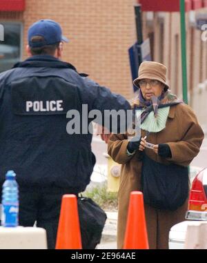 ESCLUSIVA - la madre di Zacarias Moussaoui Aicha El Wafi arriva al Tribunale Federale di Alessandria in Virginia per assistere all'apertura del processo di condanna del cospiratore terrorista Zacarias Moussaoui lunedì 6 marzo 2006. Foto di Olivier Douliery/ABACAPRESS.COM Foto Stock