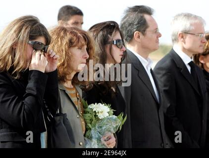 Ai membri della famiglia francese Michel Seurat si uniscono l'ex ostaggio Jean-Paul Kauffmann e l'ambasciatore francese in Libano, Bernard Emie, durante la cerimonia di consegna dei resti del padre a Beirut, 7 marzo 2006. Il corpo di Seurat, rapito più di 20 anni fa nel sud di Beirut, è stato ritrovato lo scorso ottobre nella capitale libanese, identificata dall'analisi del DNA, e martedì inviato di nuovo in Francia a bordo di un aereo presidenziale francese. Seurat, un ricercatore rapito il 22 maggio 1985, è stato annunciato come morto un anno più tardi in una dichiarazione del gruppo militante islamica Jihad, che ha detto Foto Stock