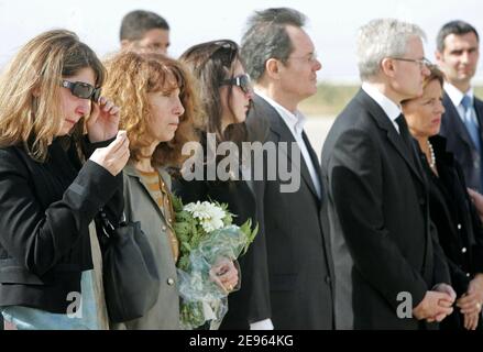 Ai membri della famiglia francese Michel Seurat si uniscono l'ex ostaggio Jean-Paul Kauffmann e l'ambasciatore francese in Libano, Bernard Emie, durante la cerimonia di consegna dei resti del padre a Beirut, 7 marzo 2006. Il corpo di Seurat, rapito più di 20 anni fa nel sud di Beirut, è stato ritrovato lo scorso ottobre nella capitale libanese, identificata dall'analisi del DNA, e martedì inviato di nuovo in Francia a bordo di un aereo presidenziale francese. Seurat, un ricercatore rapito il 22 maggio 1985, è stato annunciato come morto un anno più tardi in una dichiarazione del gruppo militante islamica Jihad, che ha detto Foto Stock