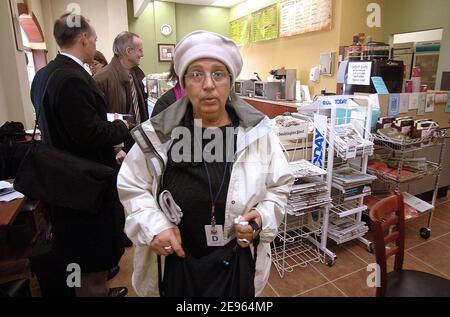 ESCLUSIVO. La madre di Zacarias Moussaoui , Aicha El Wafi , con un amico e un avvocato, Patrick Baudouin pranza in un bar situato di fronte al tribunale federale di Alessandria, VA, USA, durante il terzo giorno del processo di condanna del cospiratore terrorista Zacarias Moussaoui, l'8 marzo, 2006. Foto di Olivier Douliery/ABACAPRESS.COM. Foto Stock