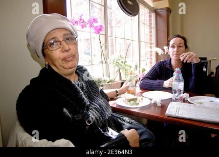 ESCLUSIVO. La madre di Zacarias Moussaoui , Aicha El Wafi , con un amico e un avvocato, Patrick Baudouin pranza in un bar situato di fronte al tribunale federale di Alessandria, VA, USA, durante il terzo giorno del processo di condanna del cospiratore terrorista Zacarias Moussaoui, l'8 marzo, 2006. Foto di Olivier Douliery/ABACAPRESS.COM. Foto Stock