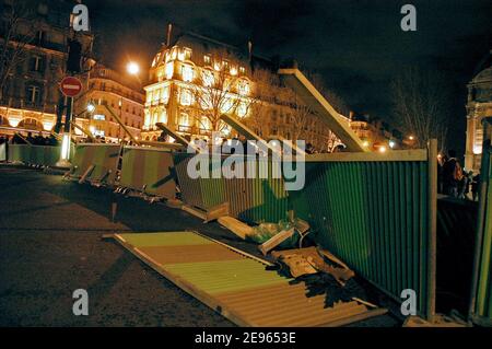 Il 9 marzo 2006 gli studenti hanno creato un blocco stradale su Boulevard Saint Germain a Parigi, in Francia, per protestare contro il piano di lavoro per i giovani contestato dal governo, il primo contratto di lavoro (CPE). Prima di questa azione hanno fatto una seduta di fronte all'università della Sorbona. Foto di Axelle de russe/ABACAPRESS.COM Foto Stock