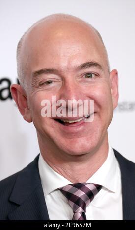 **FOTO DEL FILE** Jeff Bezos scenderà in veste di CEO di Amazon. Jeff Bezos partecipa alla Premiere del Red Carpet Amazon per 'Mozart nella giungla' ad Alice Tully Hall il 2 dicembre 2014 a New York City. Credito: Walter McBride/MediaPunch Foto Stock