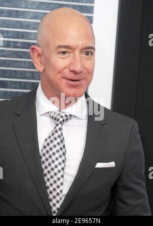**FOTO DEL FILE** Jeff Bezos scenderà in veste di CEO di Amazon. WASHINGTON, D.C. DICEMBRE 14: Jeff Bezos alla prima di 'The Post' il 14 Dicembre 2017, a Washington, DC. Credito: Dennis Van Tine/MediaPunch Foto Stock