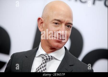 **FOTO DEL FILE** Jeff Bezos scenderà in veste di CEO di Amazon. WASHINGTON, D.C. DICEMBRE 14: Jeff Bezos alla prima di 'The Post' il 14 Dicembre 2017, a Washington, DC. Credito: Dennis Van Tine/MediaPunch Foto Stock