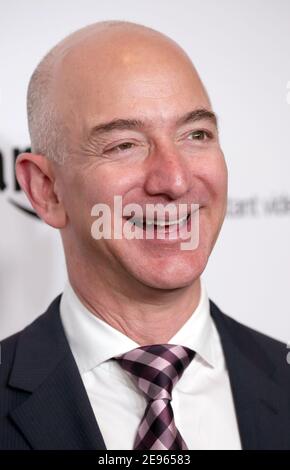 **FOTO DEL FILE** Jeff Bezos scenderà in veste di CEO di Amazon. Jeff Bezos partecipa alla Premiere del Red Carpet Amazon per 'Mozart nella giungla' ad Alice Tully Hall il 2 dicembre 2014 a New York City. Credito: Walter McBride/MediaPunch Foto Stock
