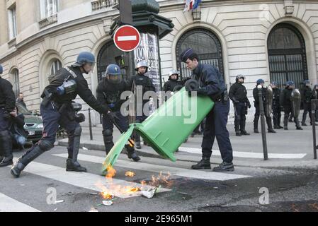 Il 12 marzo 2006 gli studenti hanno creato un blocco stradale su Boulevard Saint-Germain a Parigi, in Francia, per protestare contro il piano di lavoro per i giovani contestato dal governo, il primo contratto di lavoro (CPE). Prima di questa azione hanno fatto una seduta di fronte all'università della Sorbona. Foto di Mehdi Taamallah/ABACAPRESS.COM Foto Stock