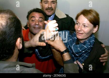 Due stranieri rapiti, il fotografo dell'agenzia SIPA Alfred Yagobzadeh e la giornalista francese Caroline Laurent, della rivista Elle, sono stati visti dopo la loro liberazione a Gaza City il 15 marzo 2006. Sono stati rapiti ieri a seguito di una massiccia operazione dell'esercito israeliano, in cui hanno fatto irruzione in una prigione dell'autorità palestinese nella città di Gerico, in Cisgiordania, E Ahmed Saadat, leader del fronte popolare per la Liberazione della Palestina e di altre quattro coorti PFLP, e ha voluto Fuad Shubaki membro Fatah dall'interno della prigione. Foto di Ahmad Khateib/ABACAPRESS.COM Foto Stock