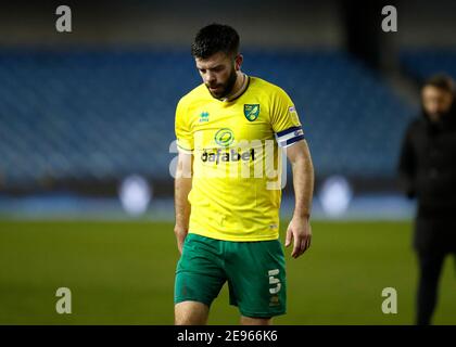 The Den, Bermondsey, Londra, Regno Unito. 2 Feb 2021. English Championship Football, Millwall Football Club contro Norwich City; Grant Hanley di Norwich City a piedi fuori dal campo verso il tunnel Away dopo il fischio finale in disappunto Credit: Action Plus Sports/Alamy Live News Foto Stock