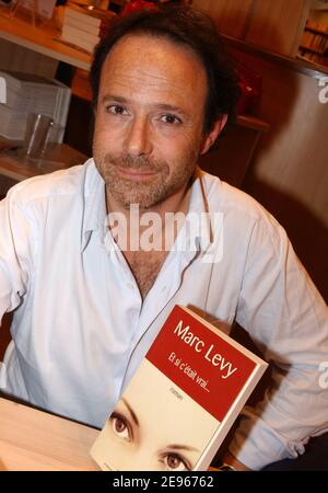 Lo scrittore francese Marc Levy promuove il suo libro "et si c'etait vrai" durante la fiera del libro di Parigi "le salon du Livre" tenutasi a Porte de Versailles, a Parigi, Francia, il 18 marzo 2006. Foto di Bruno Klein/ABACAPRESS.COM Foto Stock