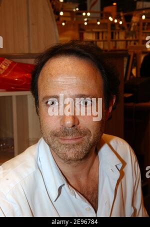 Lo scrittore francese Marc Levy promuove il suo libro "et si c'etait vrai" durante la fiera del libro di Parigi "le salon du Livre" tenutasi a Porte de Versailles, a Parigi, Francia, il 18 marzo 2006. Foto di Bruno Klein/ABACAPRESS.COM Foto Stock