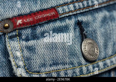 Lee Cooper rosso tag donna denim tasca tasca pulsante chiuso dettagli su Foto Stock
