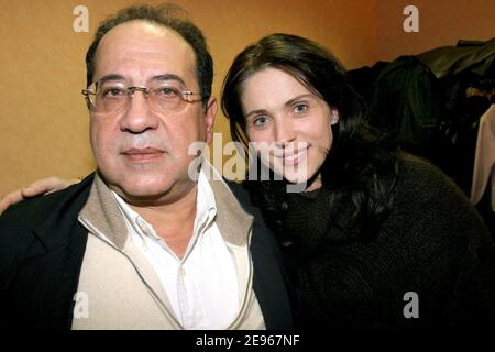 ESCLUSIVO. L'attrice francese Isabelle Bouysse e il produttore Jean-Luc Azoulay backstage dopo lo spettacolo di Chantal Goya al 'Palais des Congres' di Parigi, Francia, il 19 marzo 2006. Foto di Benoit Pinguet/ABACAPRESS.COM Foto Stock