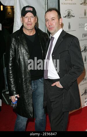 Bruce Willis e il regista Paul McGuigan arrivano alla prima di 'Lucky Number Slevin' a New York, NY, USA il 21 marzo 2006. Foto di William Gratz/ABACAPRESS.COM Foto Stock